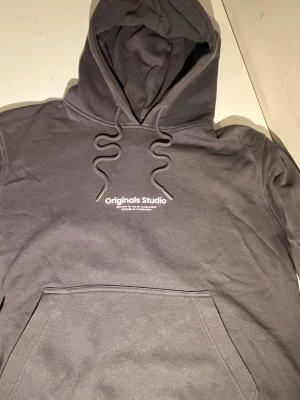 Grå hoodie från Jack & Jones - Använd fåtal gånger och har inga skavanker. Mysig på insidan. Hör av er med frågor👍