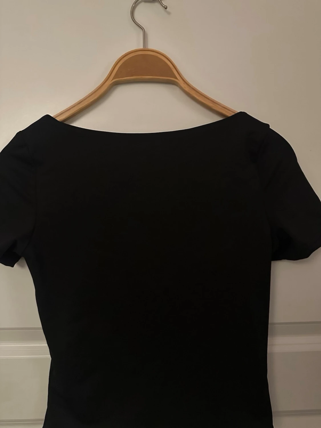 Svart basic topp med rund ringning - 2