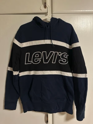 2st Levi's hoodies  - Två tjocktröjor, den blåa Levis är använd max 3 gånger, båda för 400kr