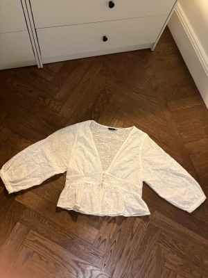 Söt vit blus Zara! - En söt vit blus ifrån Zara. Kan tyvärr inte visa hur den sitter på pga att det inte passar mig.🩷