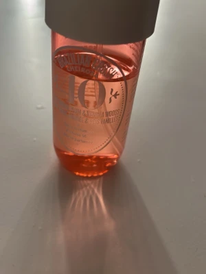 Sol de Janeiro Cheirosa 40 Parfym - Cheirosa 40 från Sol de Janeiro är en parfym med en söt och varm doft av svart plommon och vaniljträ. Flaskan är rundad och genomskinlig med en rosa ton och har en vit kork. Perfekt för dig som gillar fruktiga och mjuka dofter.🩷