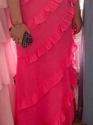 Rosa balklänning med volanger! - En super fin rosa balkläning! Passade tyvärr inte mig så därför säljer jag. Är i storlek 40 men skulle säga att den är mer som en 38. Inga skavanker!