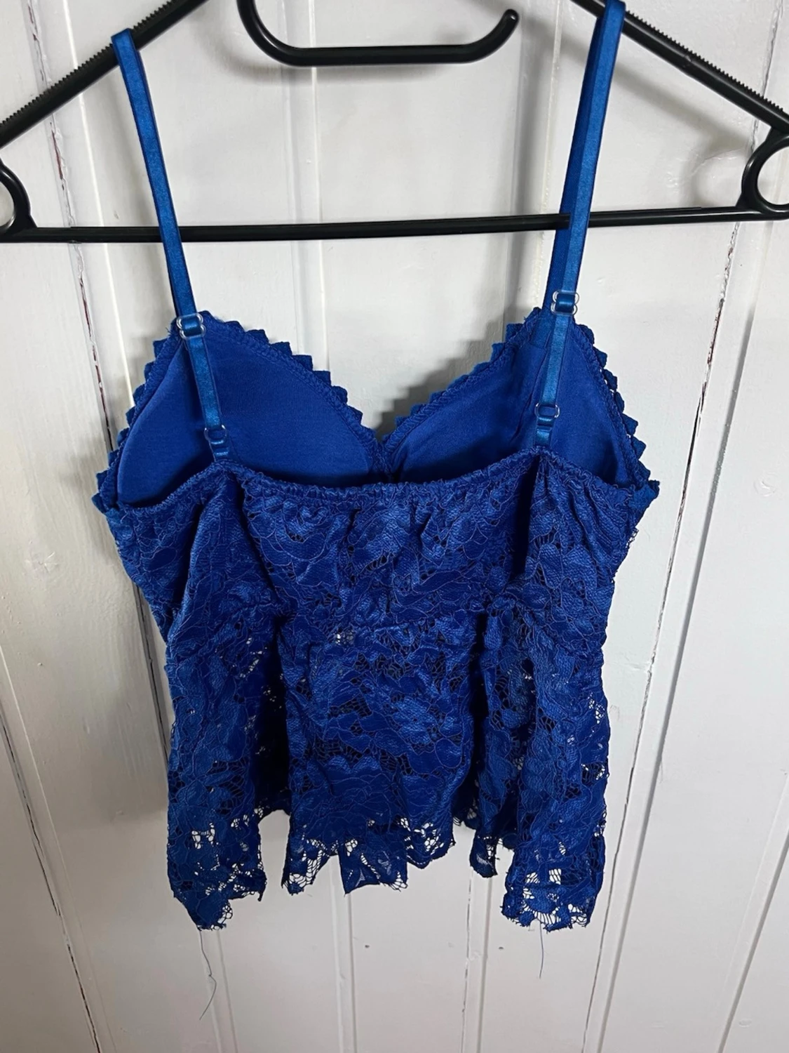 Blå spetsblus med smala axelband - 2