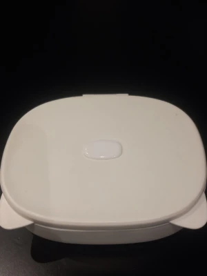 Vit sminkspegel med förvaring - Söt vit sminkspegel i plast med kattöron och praktisk förvaringslåda under spegeln. Spegeln har rundade former och flera små fack för sminkborstar eller accessoarer. Perfekt att ha på sminkbordet för enkel organisering.