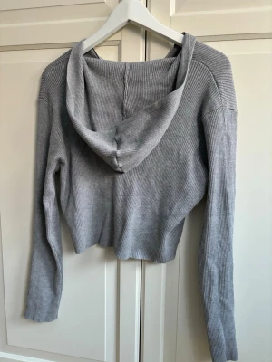 Ny stickad tröja med dubbla dragkedjor och luva - Aldrig använd, i nyskick 