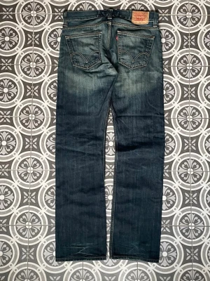 Levi’s 506 - Ett par helt galet snygga Levis 506. Perfekt passform och vida i benöppningen. Faller perfekt över skor. Storlek 36/36 men passar mig som brukar ha 34. Hör av dig vid frågor 😀