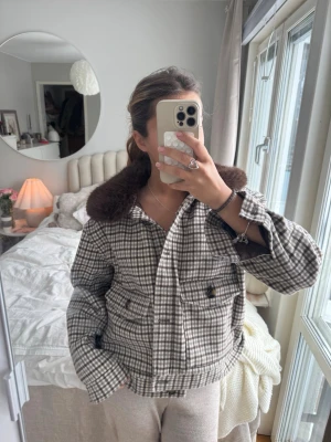 jacka med päls  - så snygg jacka med päls, bara använd 1 gång. kan tänka mig gå ner i pris vid snabbköp och har 10% rabatt vid köp av bundles!💓