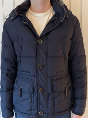 Massimo dutti jacka - Massimo dutti vinterjacka  | Storlek: M | Mycket bra skick, saknar ett fäste vid ena fickan | Modellen är 183 och väger ca 70 kg | Hör gärna av dig vid frågor och funderingar! 🤗