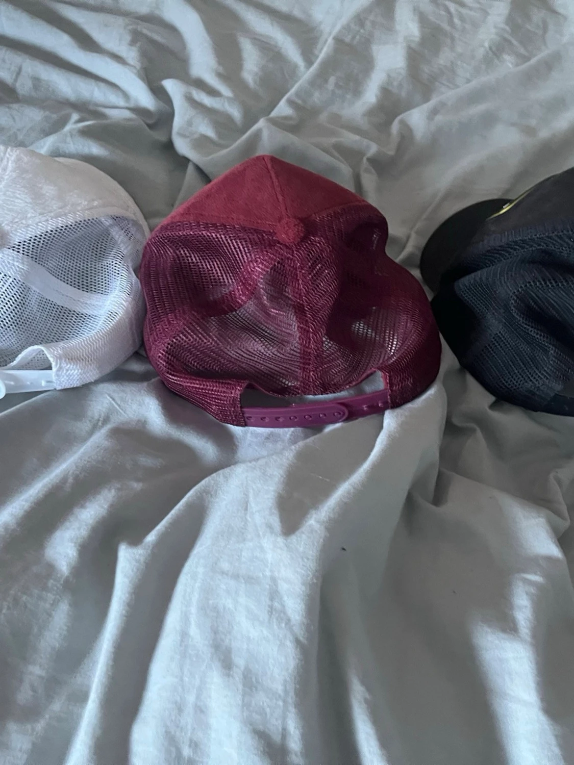 Vinröd truckerkeps med tryck - 1