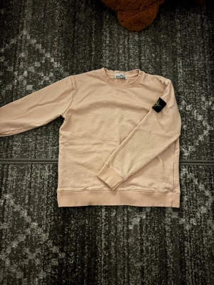 Rosa stone island sweater  - Använt 1-2 gånger rosa stone island sweater i storlek S, den är skön o man kan ha den typ överallt