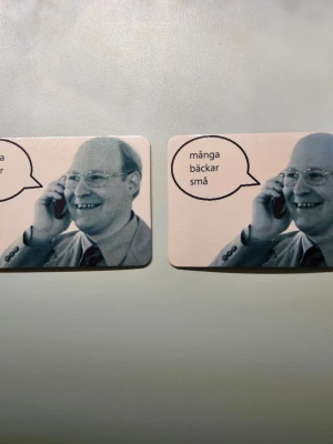 Kylskåpsmagnet med rolig Solsidan tema - Kylskåpsmagnet med rolig Solsidan tema. Mått finns på bilderna. Jag designar och gör dessa själv. Den har en glittrig finish som kanske inte syns på bilderna.