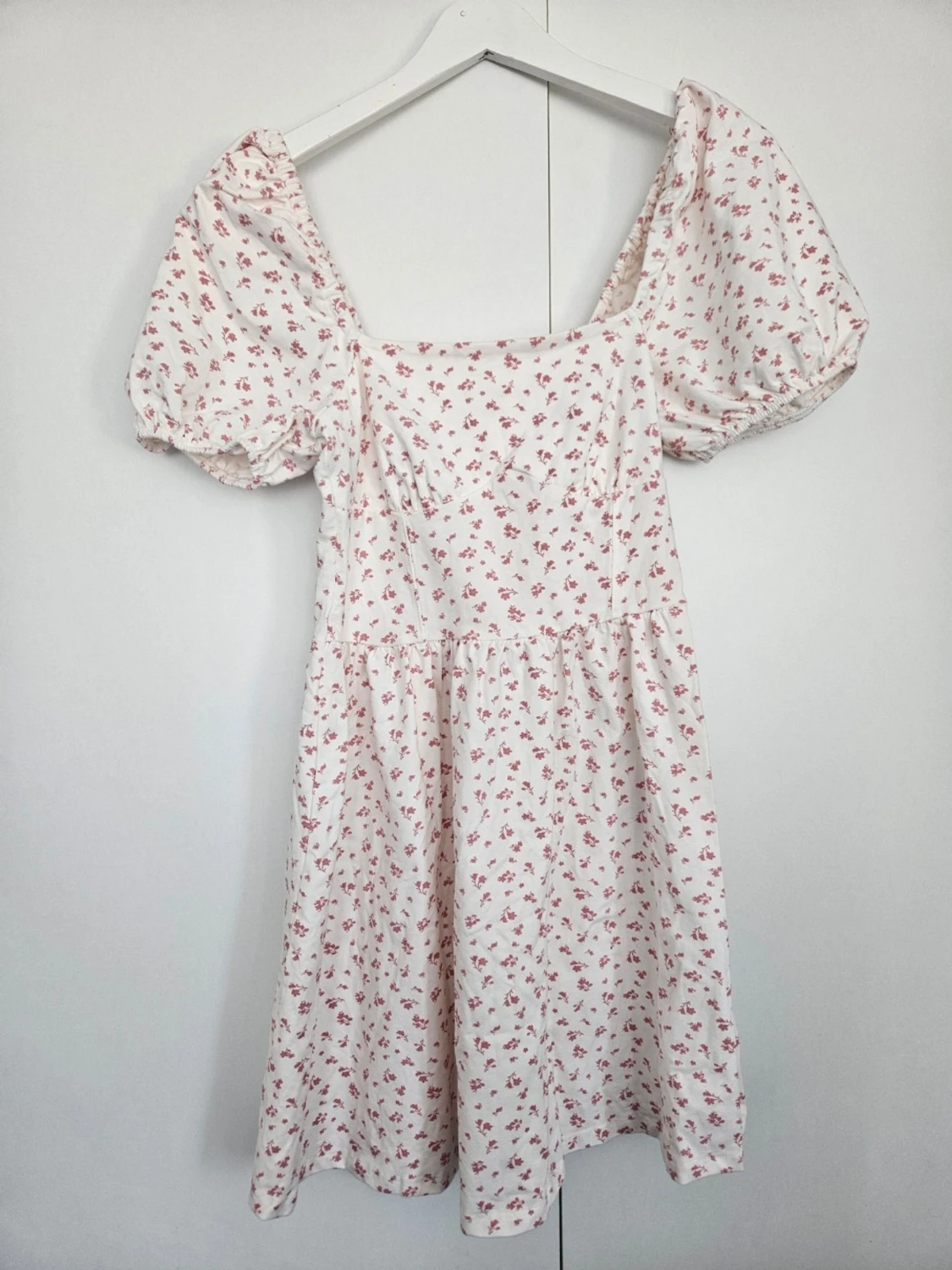 Vit blommig kortklänning med puffärm