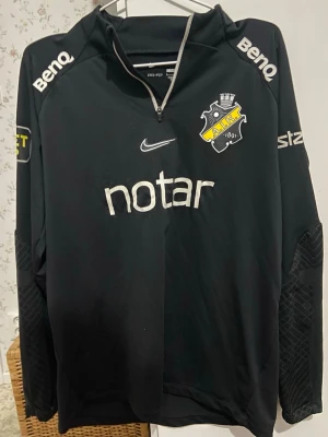 AIK match-kofta - AIK match kofta, storlek L passar M. Sitter tajt och stretchig. Perfekt för gym och träning. 