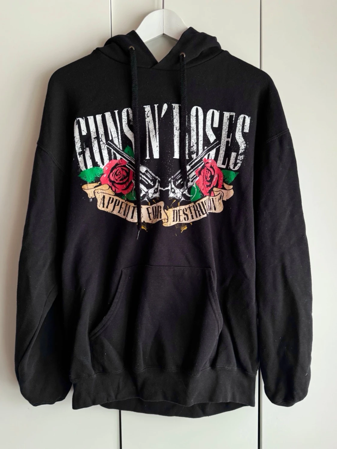 Guns N' Roses svart hoodie. L. EMP Shop.