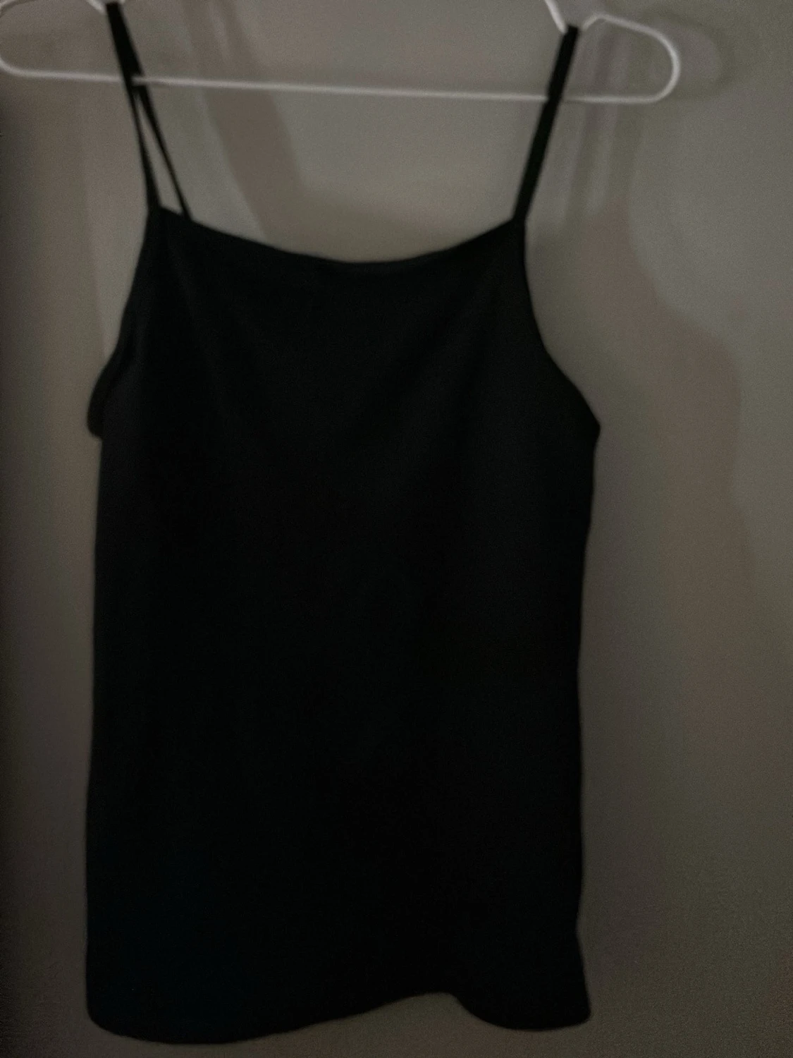 Svart linne med smala axelband - 1