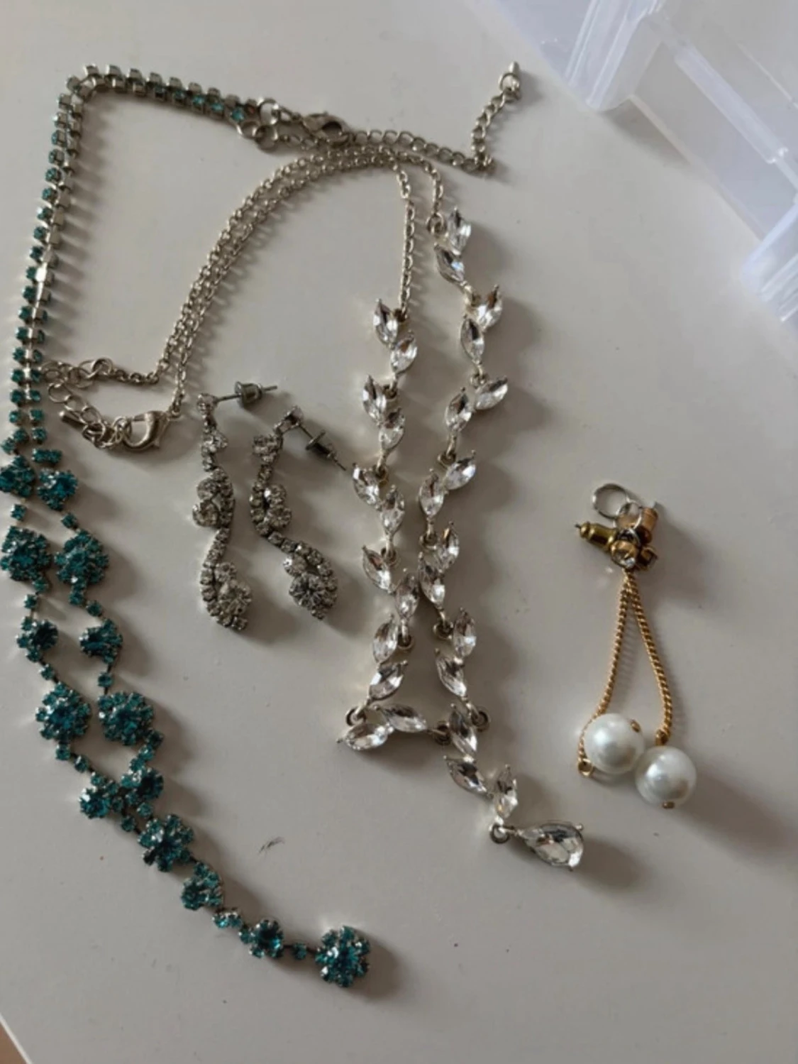 Guldörhängen med vita pärlor och halsband