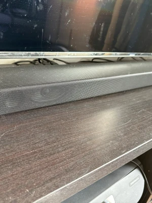 Svart soundbar med subwoofer - Säljer en stilren svart soundbar tillsammans med matchande subwoofer. Soundbaren har ett metallgaller framtill och en avlång, smal design som passar perfekt under TV:n. Subwoofern är svart med en blank ovansida och tygklädda sidor. Perfekt för att höja ljudet till film och musik. Kontroll kommer inte till detta!