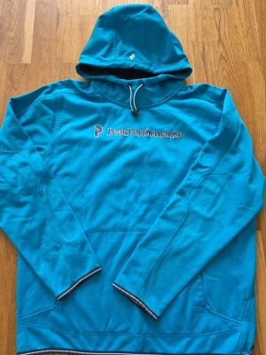 Peak Performance  - Hoddie i fin blåfärg. Väldigt fint skick! Strl XXL 