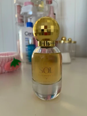 Sol de Janeiro Cheirosa '62 Parfym - Sol de Janeiro Cheirosa '62 Eau de Parfum. 50 ml, nypris 999kr. Mycket kvar i flaskan. Priset kan såklart diskuteras! Köp inom en vecka för gratis frakt!🙏🏻☺️