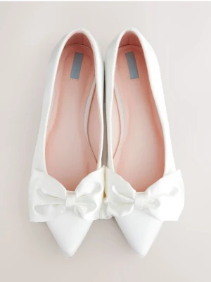 Vita ballerinaskor med rosett - HELT OANVÄNDA Stilrena vita ballerinaskor med spetsig tå och stora dekorativa rosetter framtill. Passar så bra till bröllop!!