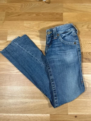 Blå raka jeans från Levi's - Selling these vintage made in the USA true religion jeans, the specific name is Julie super skinny. W25. Please note the small tears on the jeans are part of the design, if you’re unsure please do some research before buying.