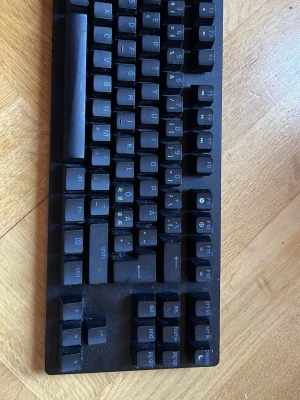 Razer Huntsman V2 Tenkeyless tangentbord - Säljer nu detta racer huntsman V2 TKL tangentborden! Ganska dammig och i behov av liten rengöring. Färgernar justerbart på tangentbordet och gör även att få lite höjd. Det ingår även ett mycket skönt handledstöd. Det är brutet på mitten men eftersom det ligger ner så märker man inget. Pris är diskuterbart! 