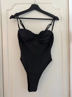 Baddräkt / body - HELT OANVÄND OCH NY baddräkt!🎀 Köpte flera så denna kommer tyvärr inte komma till användning! Går även superbra att använda som en body🤩