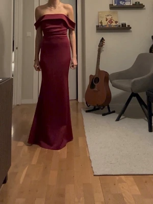 Vinröd balklänning  - Säljer en supersnygg vinröd balklänning som är helt ny med prislapp kvar. Jag är 168 cm och på första bilden har jag en låg klacksko på mig 💞Skriv privat vid frågor eller vid önskemål om fler bilder!