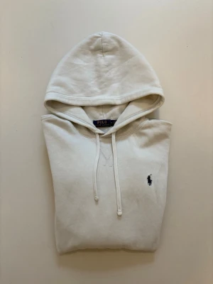 Vit Ralph lauren hoodie - Vit Polo Ralph Lauren hoodie //  Storlek M //  Mycket bra skick //  Skriv vid minsta fråga eller fundering🤝