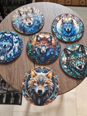 Underlägg med motiv av vargar - Set med 6 träunderlägg med olika motiv av vargar. Underläggen är runda. 10 cm.