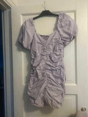 Ljuslila kort klänning från NA-KD - Söt klänning ifrån NA-KD, aldrig använd enbart tvättad en gång. 