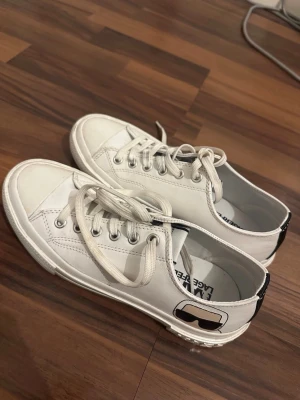 Vita Karl Lagerfeld sneakers - Snygga vita sneakers från Karl Lagerfeld. Perfekta för dig som gillar stilrena och trendiga detaljer.