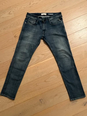 Replay Anbass  - Snygga Replay Anbass slim fit jeans i mörkblå tvätt med klassisk femficksdesign och Replay-logga vid fickan. Jeansen har smal passform, låg midja och är tillverkade i stretchigt denim för extra komfort. Storlek W34 L32.  Perfekt för dig som gillar en modern och stilren look. Vid frågor skriv dm😃  sök upp om ni vill ha fler bilder 