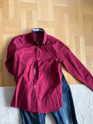 vinröd skjorta från lindbergh - nyskick