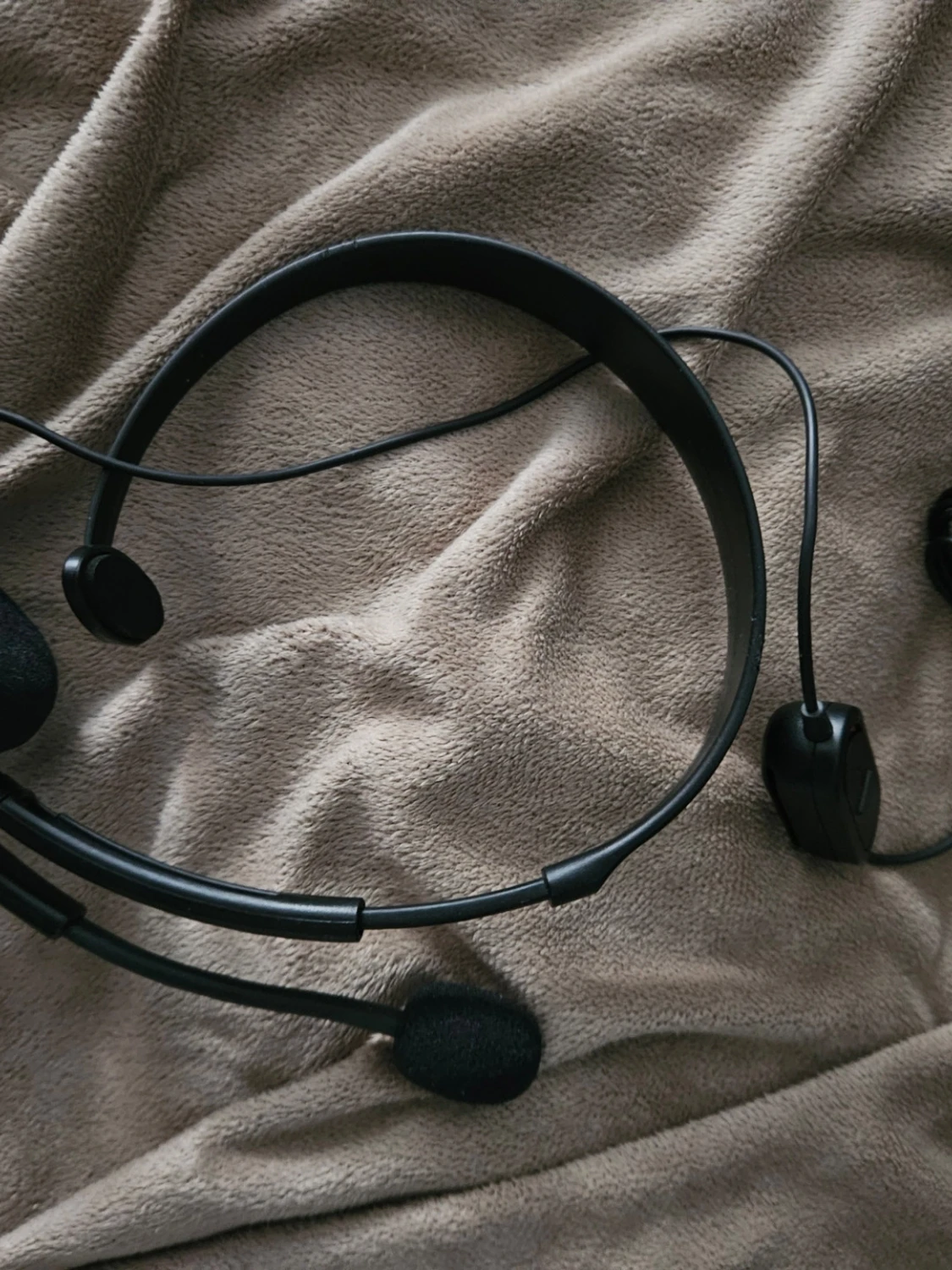 Svart trådbundet headset med mikrofon