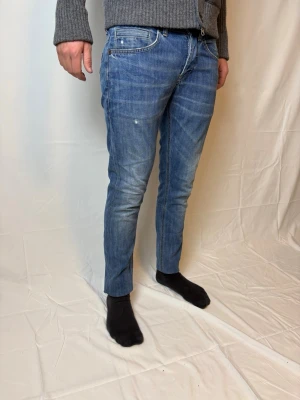Dondup George jeans blå - Skick: 8/10 riktigt snygg tvätt, slitning och snygg passform! Modellen är 174cm och väger 63kg plagg nmr 14