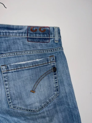 Dondup jeans ljus blå  - Säljer ett par ljusblå jeans från Dondup riktigt schyssta jeans i riktigt fint skick. 