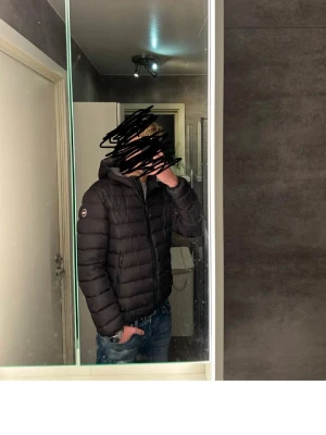 Colmar dunjacka  - En riktigt snygg Colmar jacka, tyvärr har den en lagning som man kan se på sista bilden men inget jag anser syns så mycket vid användning, annars väldigt bra skick. Skriv vid frågor och kolla gärna in min profil för fler plagg och kläder.