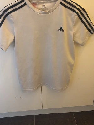 Adidas  - Nästan helt ny tröja använde den 2 gånger sen växte jag ur den. Passar bra till idrott fråga gärna vi skickar på samma dag 
