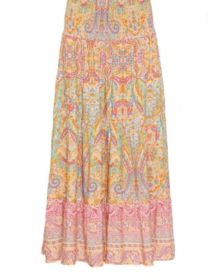 Mönstrad långkjol - Bohemisk långkjol med färgglatt i rosa, gult, blått och beige. Kjolen har volangkant nertill och är tillverkad i ett lätt och luftigt material, perfekt för varma dagar. Resår i midjan för skön passform.