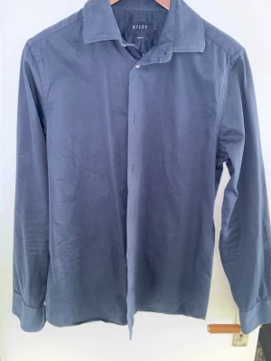 Riley slim fit skjorta herr   - Tjaba, säljer denna marinblåa herr skjorta från Riley. Stilren skjorta i hög kvalité, fortfarande i perfekt skick! Nypris 1200. Används inte längre pga den är för liten! Priset är såklart diskuterbart! 