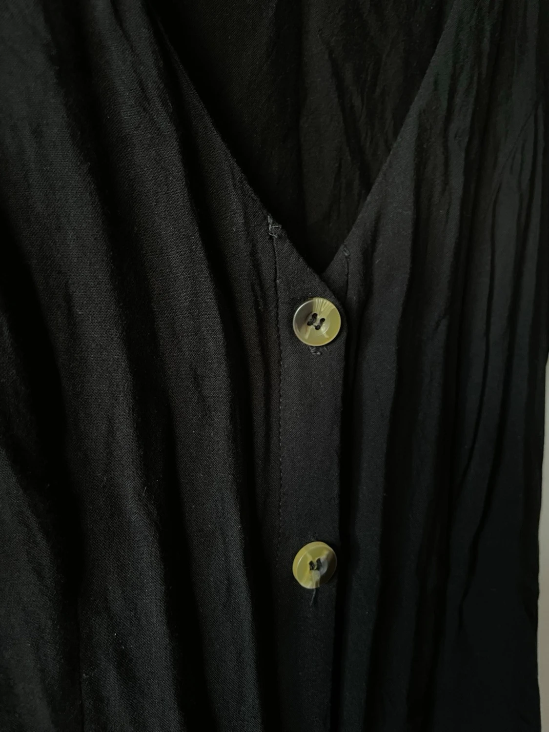 Svart kortklänning med knappar - 1