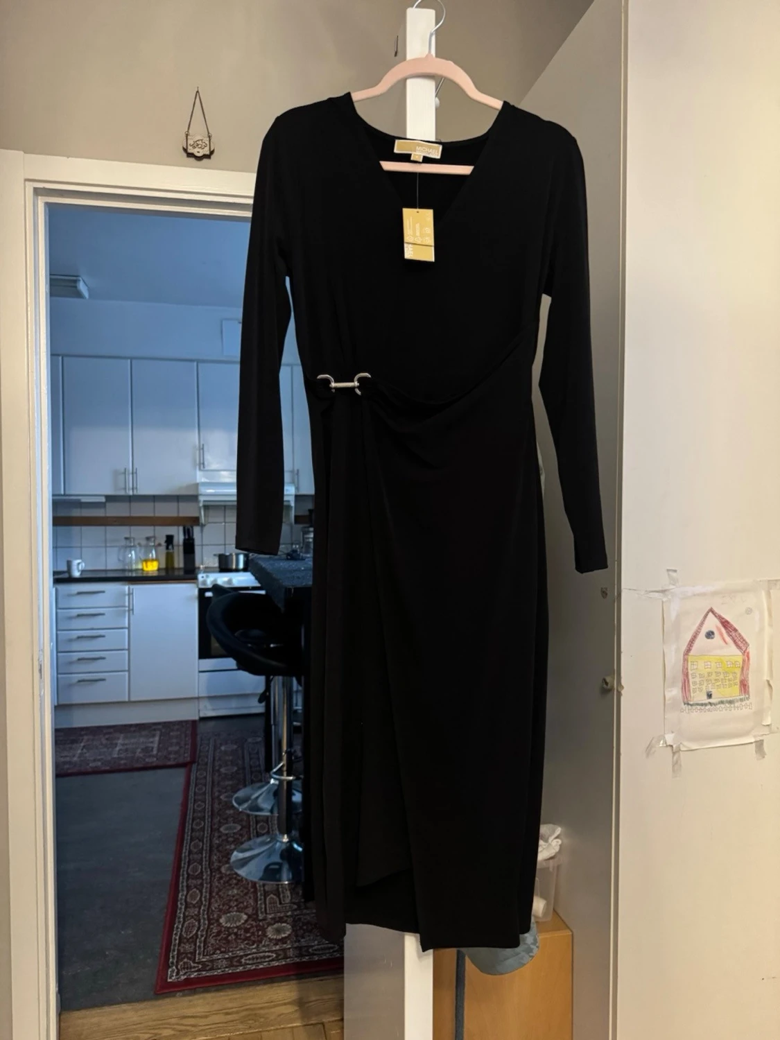 Svart omlottklänning med ringdetalj