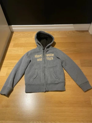 Grå hoodie från Abercrombie & Fitch - Grå hoodie abercrombie&fitch i storlek S 