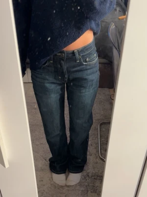Mörkblå raka jeans  - Säljer ett par mörkblå jeans med raka ben mid waist i modellen Laika från weekday storlek W25 L30