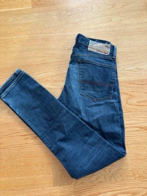 Vintage straight/slim fit Ralph Lauren Jeans  - Storlek W31 L34. Snygga mörkblå jeans från Denim & Supply Ralph Lauren. Klassisk femficksmodell med slitningar och tvättade detaljer för en cool look. Tillverkade i mjuk denim med stretch för extra komfort. Perfekta till vardagsstilen! Pris kan alltid diskuteras ✅. 
