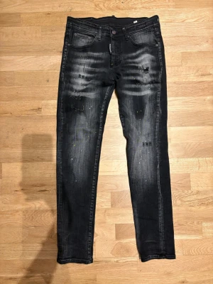 Dsquared2 Jeans - Tjena! Säljer ett par Ds2 Jeans. Svarta med lite färger på en väldigt fin färg! Det är storlek (S) IT42. De är i väldigt nytt och bra skick, skriv för intresse!