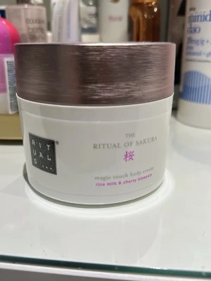 Rituals The Ritual of Sakura Body Cream - Lyxig body cream från Rituals i serien The Ritual of Sakura. Innehåller risextrakt och körsbärsblomma för en mjukgörande och återfuktande känsla. Ungefär halva kvar💕