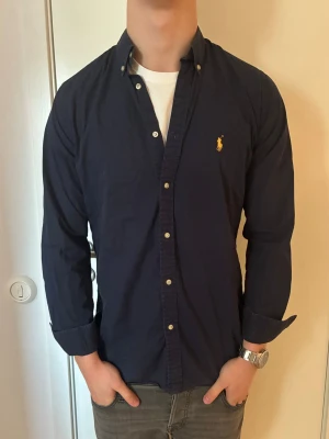 Mörkblå skjorta från Ralph Lauren - Tja! Säljer nu denna feta Ralph Lauren skjortan. Skjortan är i fint skick och i storlek "S". Vid fragor eller funderingar ar det bara att höra av sig!