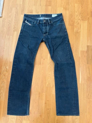 Vintage Diesel Jeans - Vintage straight leg jeans.  Brand: Diesel Tagged size: 31/32  Waist (flat): 41cm Length: 105cm Leg opening: 21,5cm  Follow my profile for 10% off your purchase!  More jeans available on my profile.  Nr: 36